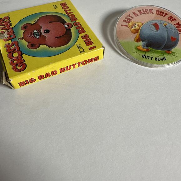 1985 Topps Gross Bears BUTT BEAR Vintage Big Bad Button Pin Garbage Pail Kids - Picture 5 of 6